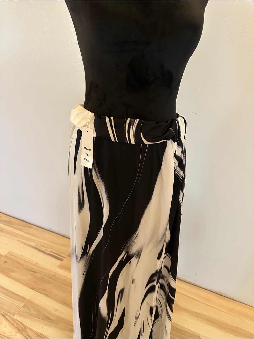 50% off Monochrome Wave-Print Maxi Skirt — Black & White - Picture 2 of 4